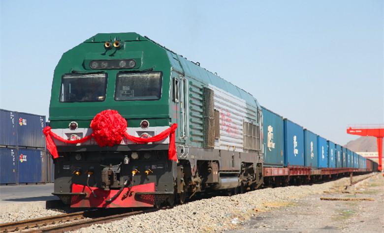 首趟"赤满欧"国际货运班列驶离内蒙古赤峰保税物流中心铁路运输基地
